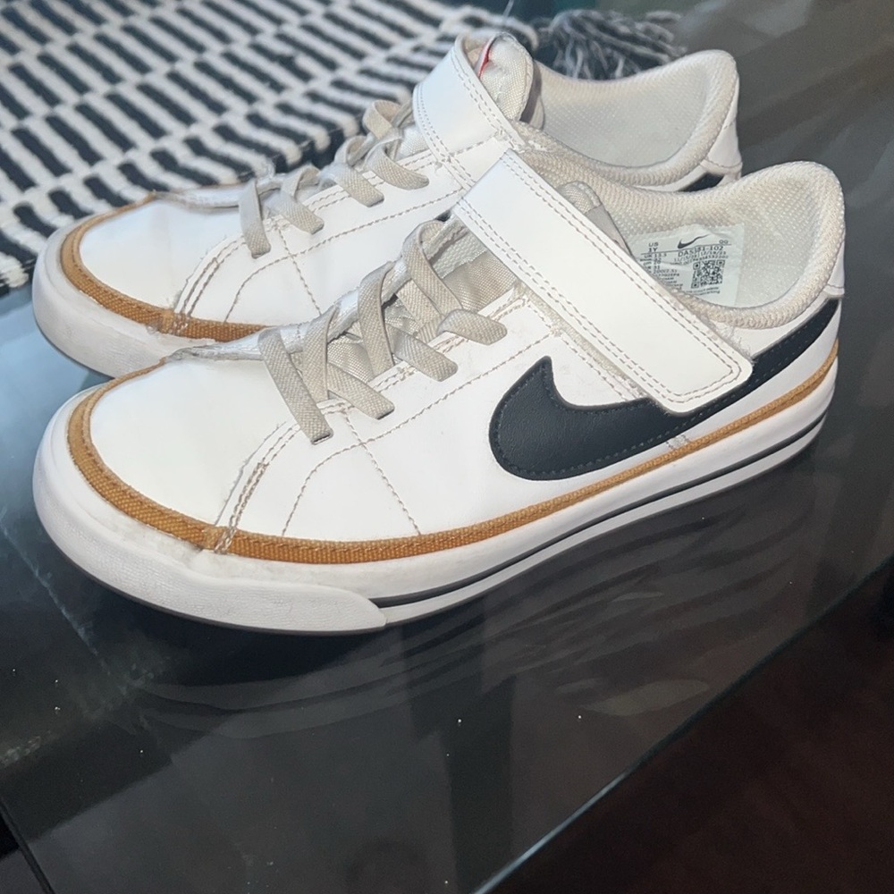 GUC- Nike Unisex White and Black Sneakers Sz 1